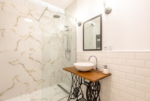 Superior Apartment | Bathroom | Shower, towels
