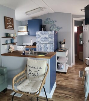 Fridge, microwave, oven, stovetop - Ocean Lakes,2 bedroom,1 bath,pet friendly with a complimentary golf cart (Myrtle Beach)