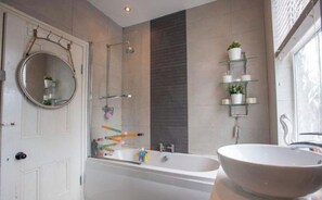 Combined shower/tub - Beautiful, Character property in a fantastic central location (Coventry)