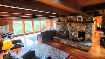 TV connectée, cheminée, jeux vidéo, baby-foot