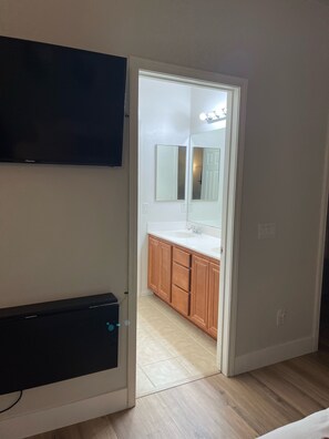 Duschwanne, Haartrockner, Handtücher, Seife