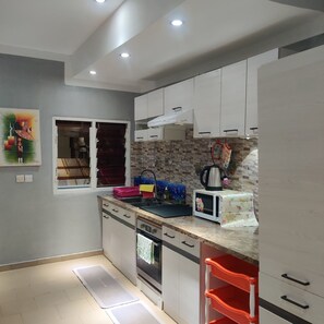 冰箱、微波炉、烤箱、炉灶