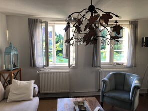 Una Smart TV, una chimenea, un reproductor de DVD, un futbolín