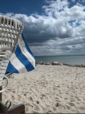 Ubicación cercana a la playa y tumbonas