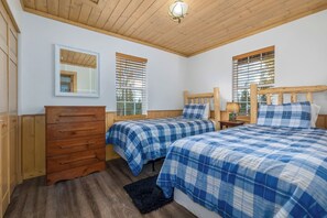 2 habitaciones, tabla de planchar con plancha y cuna de viaje 