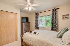 2 bedrooms, iron/ironing board, travel cot, free WiFi