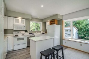 Jääkaappi, mikroaaltouuni, uuni, liesi