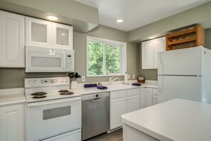 Fridge, microwave, oven, stovetop - Juniper Landing - Lovely Countryside Home (Leavenworth)