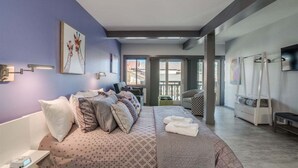 A hotel room with a bed, a desk, a chair, and a balcony. - Downtown Leavenworth King Studio - Parking + Balcony (Leavenworth)