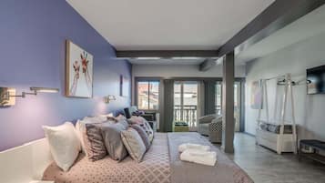 Tabla de planchar con plancha, wifi y ropa de cama