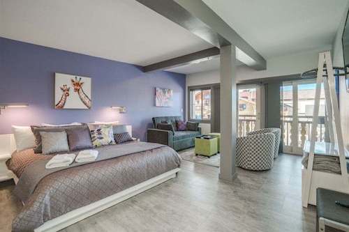 Downtown Leavenworth King Studio - Parking + Balcony