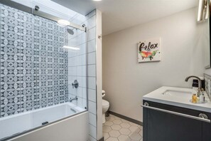 Hair dryer, towels - Inn On 8th, Suite B - Wonderful in Town Condo (Leavenworth)