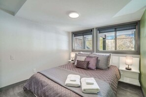 2 عدّة غرف نوم ومكواة/لوح كي وواي فاي وملاءات أسرّة