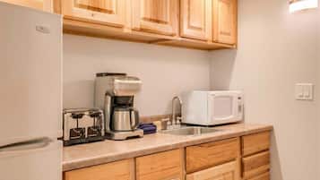 Coffee/tea maker, fridge, microwave, toaster