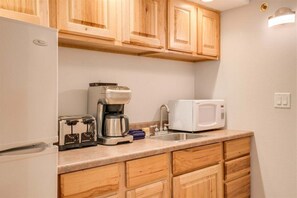 ثلاجة، ميكروويف، ماكينة لصنع القهوة/الشاي، محمصة خبز