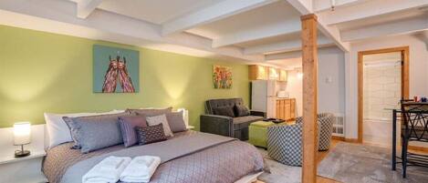 Iron/ironing board, WiFi, bed sheets