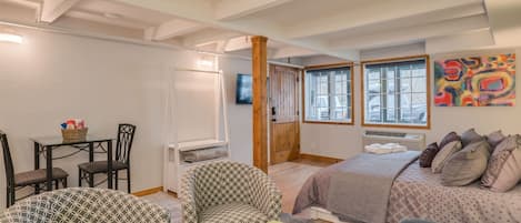 Silitysrauta/-lauta, Wi-Fi, vuodevaatteet