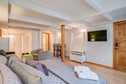 Inn On 8th, Suite C - In the Heart of Town