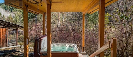 Outdoor spa tub