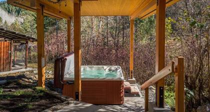 Secluded Spectacular Setting Minutes from Downtown