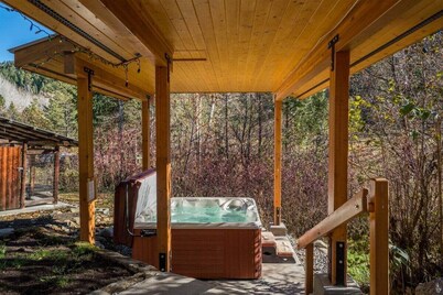 Secluded Spectacular Setting Minutes from Downtown