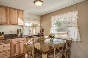 Dining - Secluded Spectacular Setting Minutes from Downtown (Leavenworth)