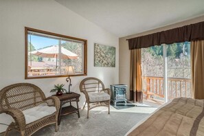 2 bedrooms, iron/ironing board, free WiFi, bed sheets - Secluded Spectacular Setting Minutes from Downtown (Leavenworth)