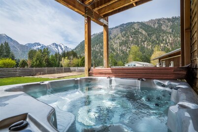 Mountain View Retreat with Two Large Hot Tubs!