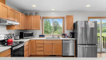 Geladeira, micro-ondas, fogão, cooktop