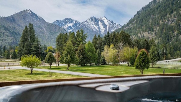Ein Whirlpool mit Blick auf eine Berglandschaft.
