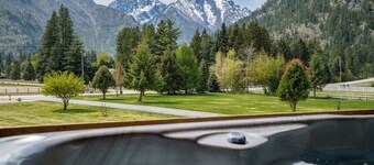 Mountain View Retreat with Two Large Hot Tubs!