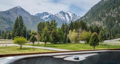 Mountain View Retreat with Two Large Hot Tubs!