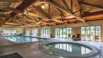 Innendørsbasseng og et oppvarmet basseng