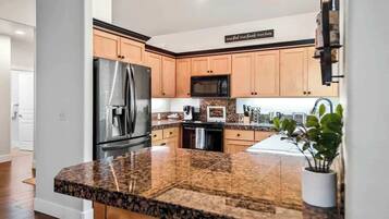 Geladeira, micro-ondas, fogão, cooktop