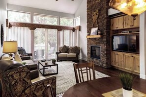 Smart TV, fireplace, DVD player - Creekside Luxury @ Eaglecrest-Dog Friendly Escape! (Redmond)