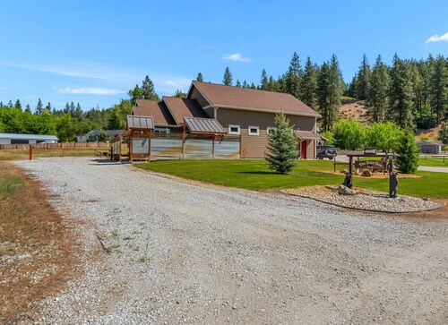 Cozy Mountain Retreat Near Leavenworth w/ Private Patio