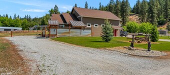 Cozy Mountain Retreat Near Leavenworth w/ Private Patio