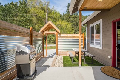 The Bear Den - Quaint Retreat Close To Town