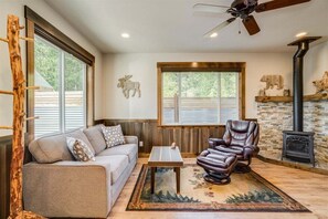 Smart TV, fireplace, DVD player - Cozy Mountain Retreat Near Leavenworth w/ Private Patio (Leavenworth)