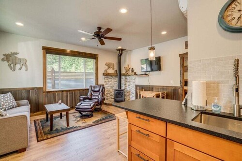 The Bear Den - Quaint Retreat Close To Town