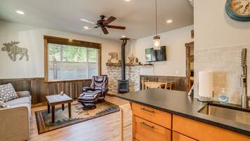 Fernseher, Kamin, DVD-Player