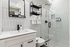 Estudio Premier, 1 cama de matrimonio (Self Check-in with Virtual Front Desk) | Baño | Artículos de higiene personal gratuitos, secador de pelo y toallas