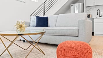 Loft Premium, 1 grand lit (Self Check-in with Virtual Front Desk) | Coin séjour | TV connectée