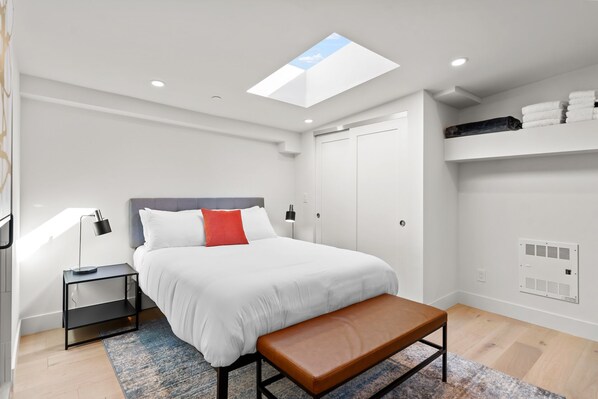 Premium Loft, 1 Queen Bed (Self Check-in with Virtual Front Desk)