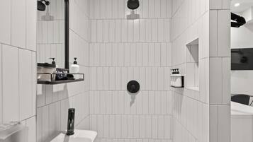 Tavanomainen studio, 1 keskisuuri parisänky (Self Check-in with Virtual Front Desk) | Kylpyhuone | Ilmaiset hygieniatuotteet, hiustenkuivaaja, pyyhkeet, saippua