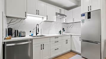 Studio « Premier », 1 grand lit (Self Check-in with Virtual Front Desk) | Cuisine privée | Réfrigérateur, micro-ondes, plaque de cuisson, lave-vaisselle