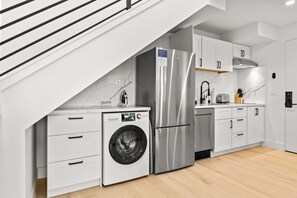 Premium loft, 1 queensize bed (Self Check-in with Virtual Front Desk) | Privékeuken | Een koelkast, een microgolfoven, een kookplaat, een vaatwasser