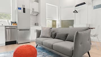 Traditional Studio, 1 Queen Bed (Self Check-in with Virtual Front Desk) | Living area
