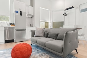 Traditional Studio, 1 Queen Bed (Self Check-in with Virtual Front Desk) | Living area | Smart TV - Kasa The Addison San Francisco (San Francisco)