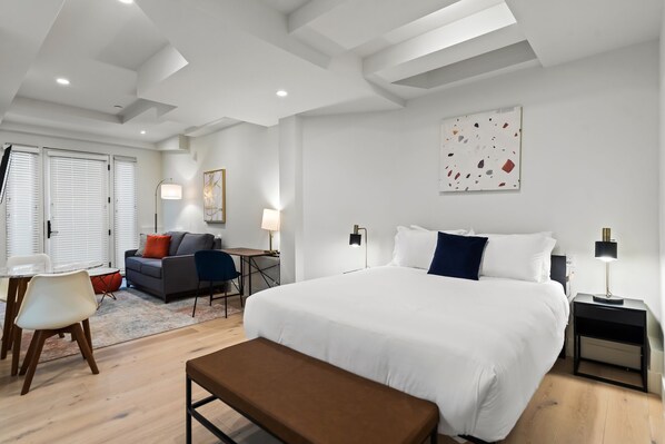 Premier Studio, 1 Queen Bed (Self Check-in with Virtual Front Desk)